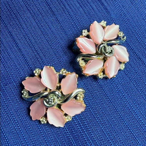 Vintage Elegant Floral Earrings Clip on Pink Cluster Petals Flower Gold Tone - Picture 6 of 7